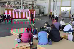 あいさつする名取専務
