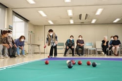 ボールの行き先を見守る参加者ら