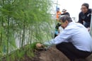 アスパラガスの立茎を確認する生産者ら