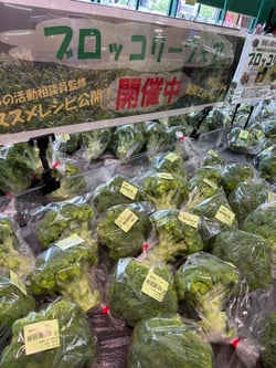 特設売り場に並べられたブロッコリー