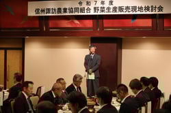 懇談会であいさつする植松委員長