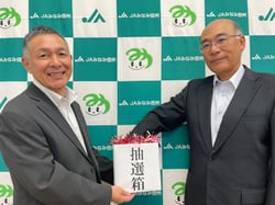 抽選する林常務（右）