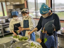 子どもたちも一緒に作業した豆板醤作り