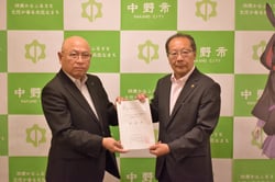 要請書を手にする湯本隆英市長（右）と望月隆組合長（左）