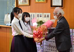 花束を手渡す永沢泉部会長（右）