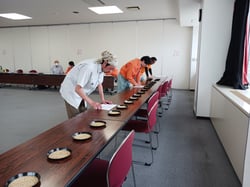 麦類の鑑定をする検査員