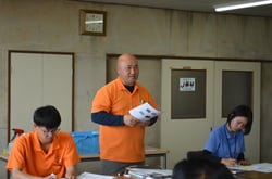 指導会資料の内容を説明するJA担当職員
