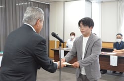 西村組合長（左）から修了証を受け取る白鳥さん