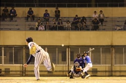 JA野球部ピッチャーの球を迎え撃つ明峰クラブのバッター