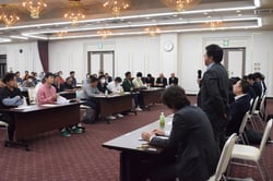 生産者に要望を伝える市場担当者