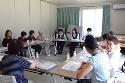 笑顔で話しあう班員ら