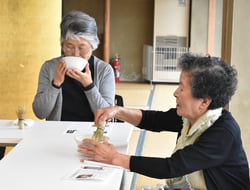 所作を心掛けながらお茶をたてる参加者