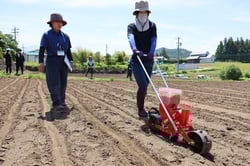 播種機を使って大豆を播種するＪＡ職員