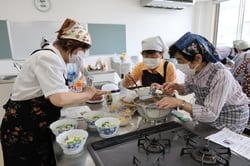 牛乳を使った料理を作る参加者