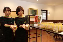 「信州リンゴシャーベット」の販売を始めた「sonotoki」五味さん（右）とスタッフ