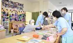 商品を選ぶ利用者ら