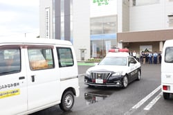 パトロールに出発するパトカー