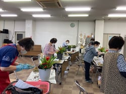 思いおもいに寄せ植えを楽しむ参加者
