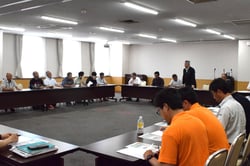 あいさつする西村会長