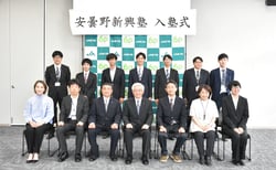 入塾した塾生と運営委員ら