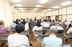 大勢が来場した落語会