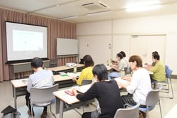 講義に参加する女性部員
