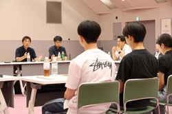 大学生を前に諏訪地域の農業について説明する有賀課長代理（左）