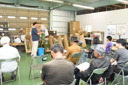 出荷規格について説明する営農指導員