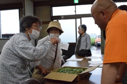 出荷規格を確認する生産者ら