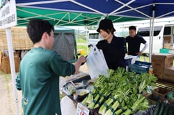 物品を販売する職員