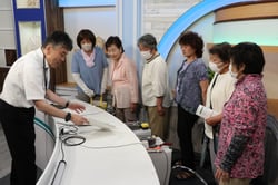 スタジオで説明を受ける参加者