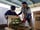野菜荷受を体験する早川さん（左）