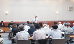 地域ごとの課題について説明する横澤主任調査役（安曇野市豊科南穂高）
