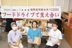 食料品を寄贈した河島女性部長(右)、戸井田女性副部長(左)と岡宮代表(中央)