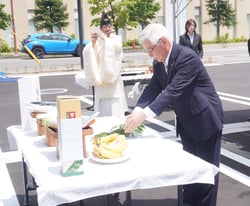 玉串を奉てんする宮澤組合長