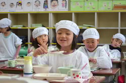 五平餅を味わう児童ら