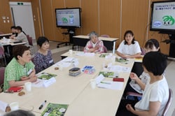 熱心に討論するＪＡ信州諏訪とＪＡみなみ信州の参加者