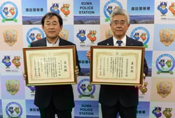ＪＡを代表し表彰を受ける小平組合長（右）と、金賞を受賞した常盤工業株式会社諏訪支店工事課の笠原進課長
