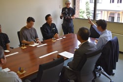 笑顔で懇談する渡邉会長（左奥）と丸山専務（右奥）・櫻井常務（右手前）