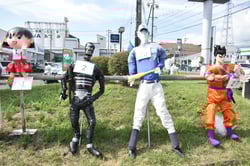 ユニークなかかしがずらりと並べられた（安曇野市堀金）