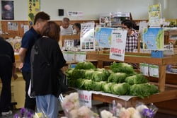 朝採れレタスを買い求める買い物客（長野県上田市で）