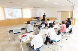 おすすめ品種の説明を聞く参加者
