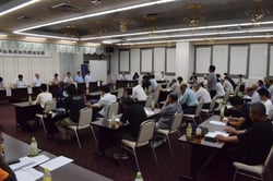 市場担当者に意見を寄せる生産者