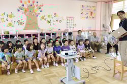 絵本に興味津々な子どもたち