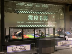 身を低くして地震の揺れを体験する参加者（長野県上田市で）