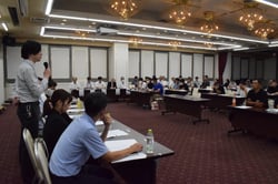 販売情勢を共有する市場担当者