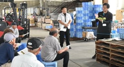 出荷規格について説明する営農指導員