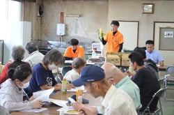 出荷時の注意点を説明するＪＡ担当職員