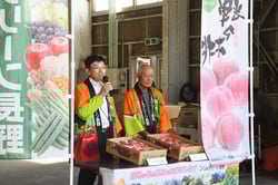 ももをPRする小林常務（左）と杉山副部会長（右）