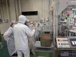 熱心に説明を聞きながら見学する参加者